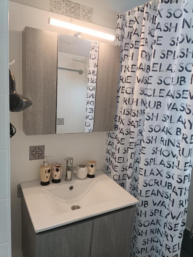 Meltemi Apartments Agia Marina  外观 照片